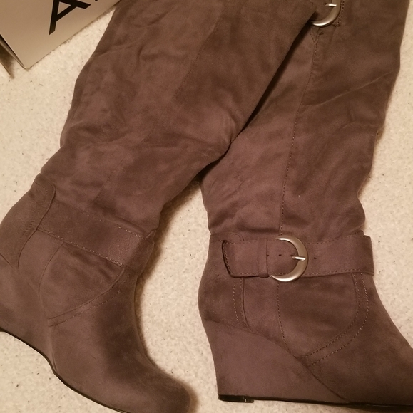 Boots - Picture 1 of 3